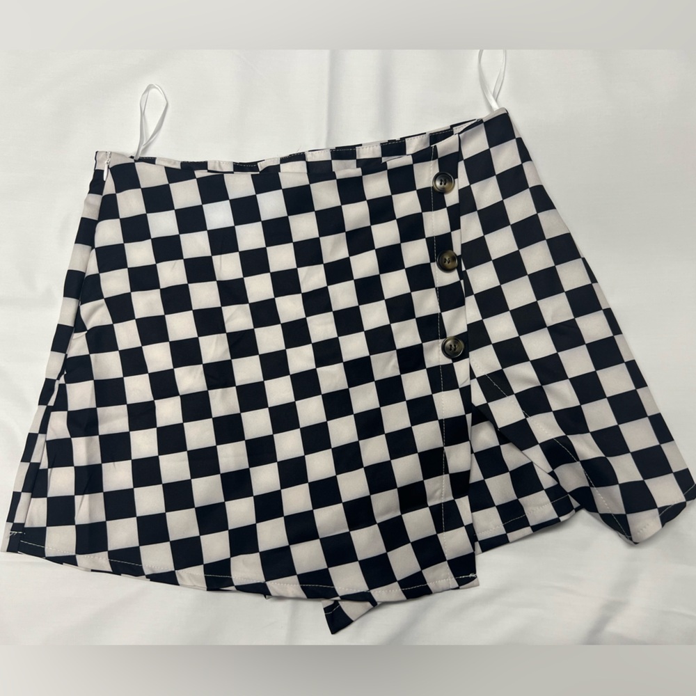 Checkered skort with 3 decorative buttons